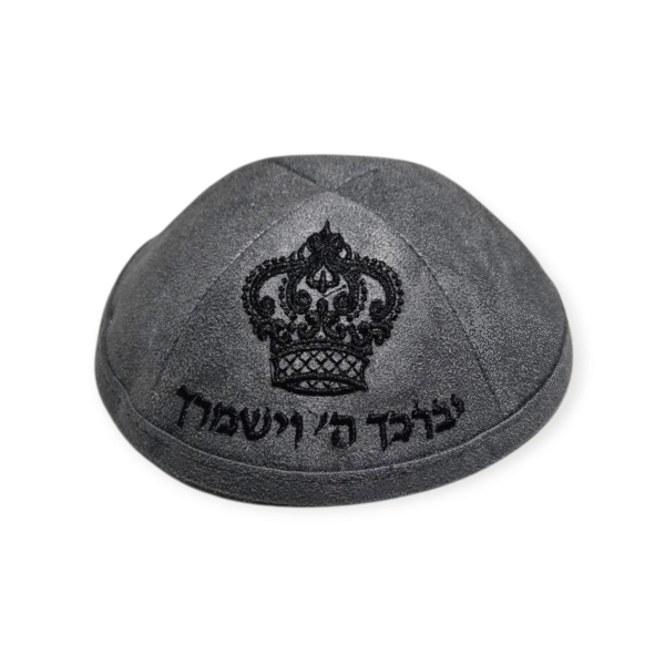 כיפה קטיפה אפורה עם רקמת כתר בשחור
